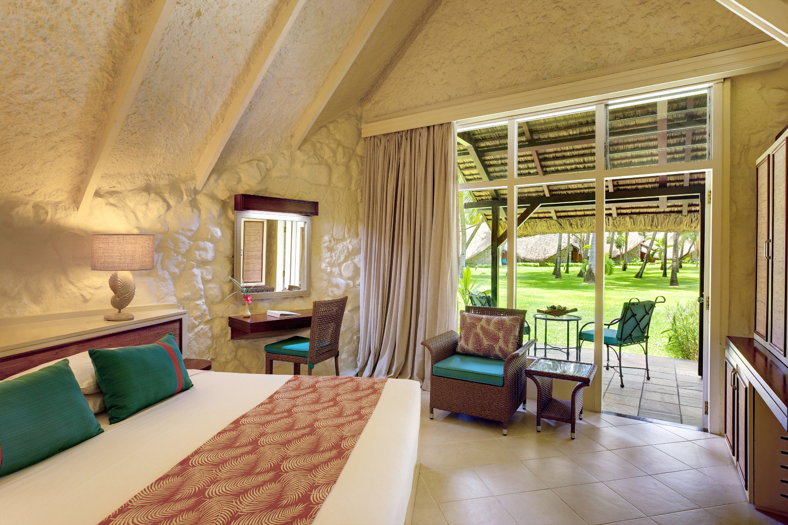 La Pirogue Hotel Sun Resort