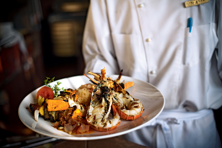 Chef-serving-Seafood-Platter-Ile-aux-Cerfs_720x480_72_RGB.jpg